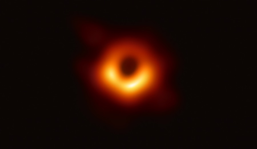 <b>M87 星系中心的黑洞</b>　贝肯斯坦 1973 年把黑洞的面积与熵联系起来。此后「信息在基本物理过程里是否守恒」成了理论物理的核心问题之一。